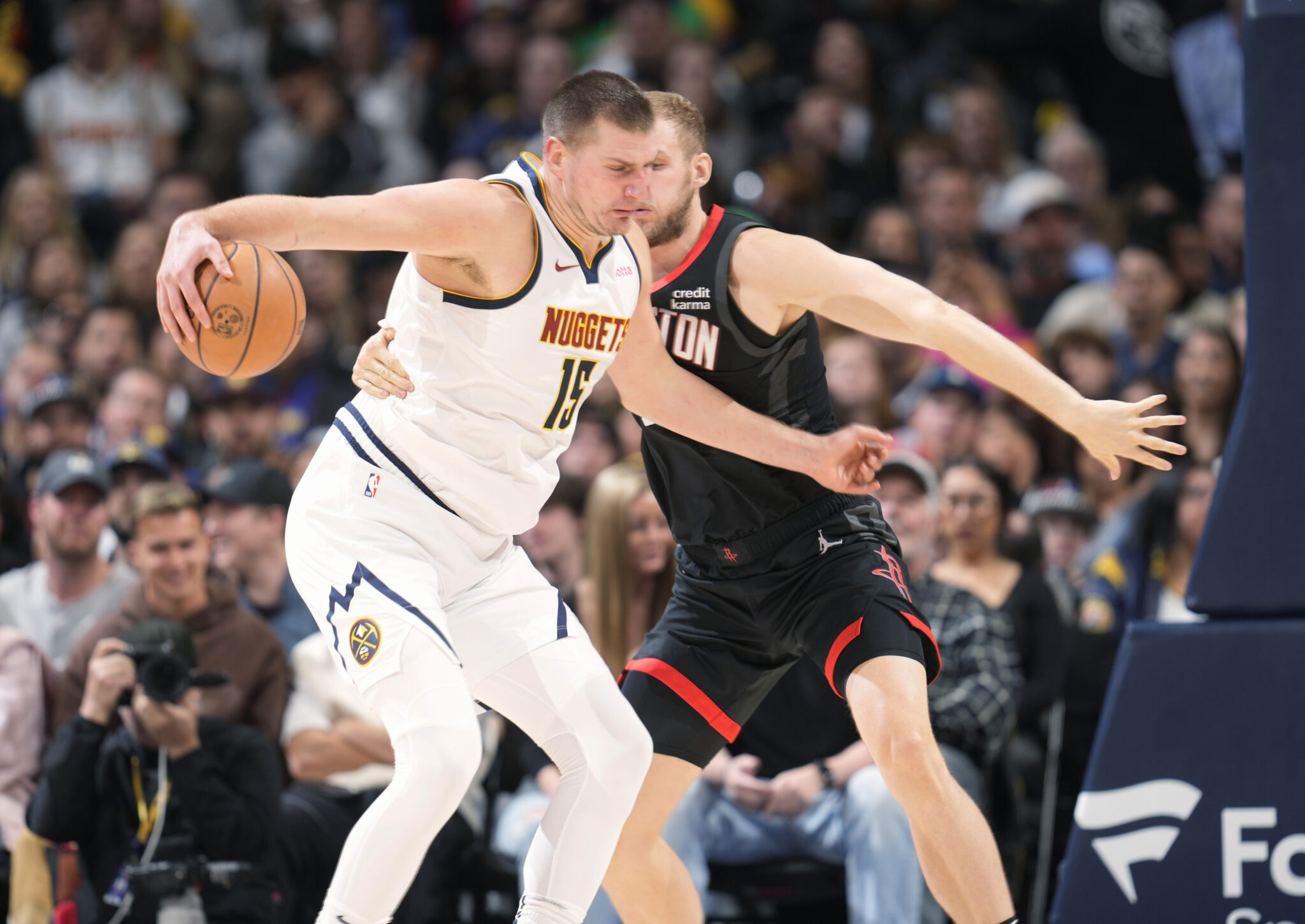 Με «τριπλό» Γιόκιτς, οι Νάγκετς διέλυσαν τους Ρόκετς, ξέσπασαν οι Λέικερς