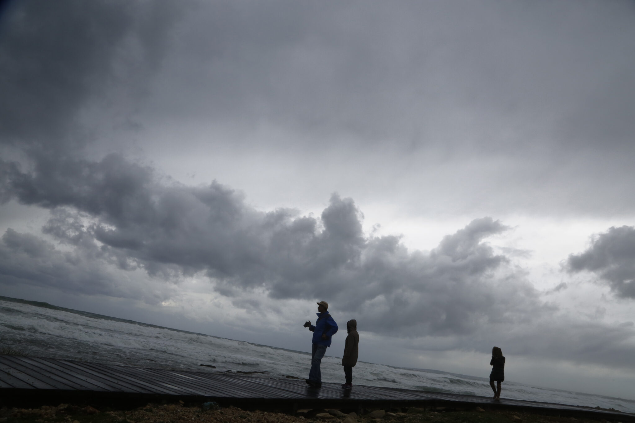 Δεν πέφτει η θερμοκρασία, πότε αναμένονται βροχές και καταιγίδες