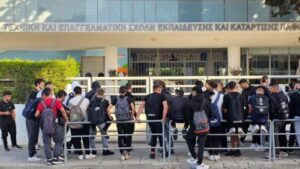 Έξω από την Τεχνική Σχολή Πάφου μαθητές, φώναξαν για την αποβολή των έξι (ΦΩΤΟ)