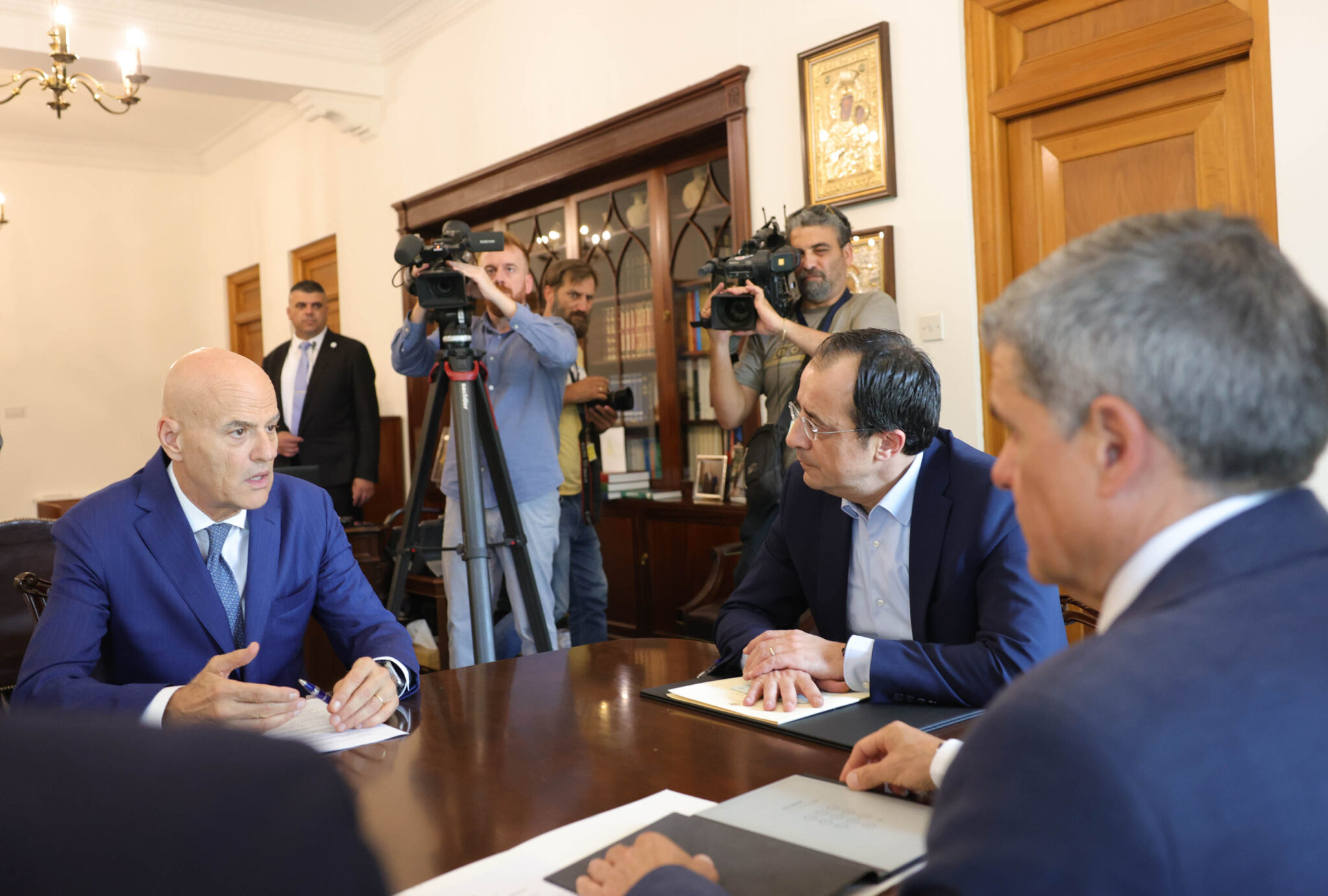 Συναντά τον Ντεσκάλτσι ο ΠτΔ για να συζητήσουν τους σχεδιασμούς της ΕΝΙ στην ΑΟΖ