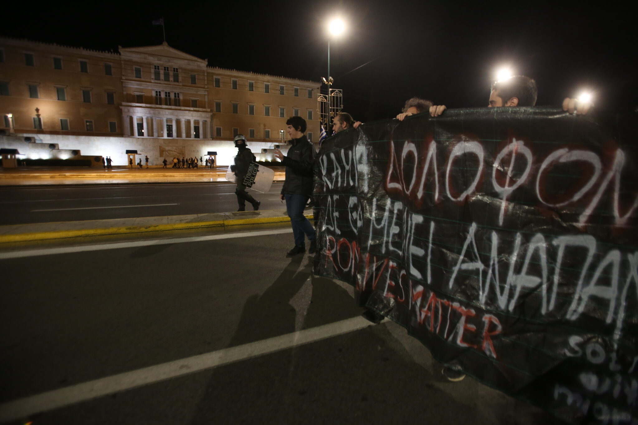 Επεισόδια σε Αθήνα και Θεσσαλονίκη για τον θάνατο του 17χρονου Ρομά