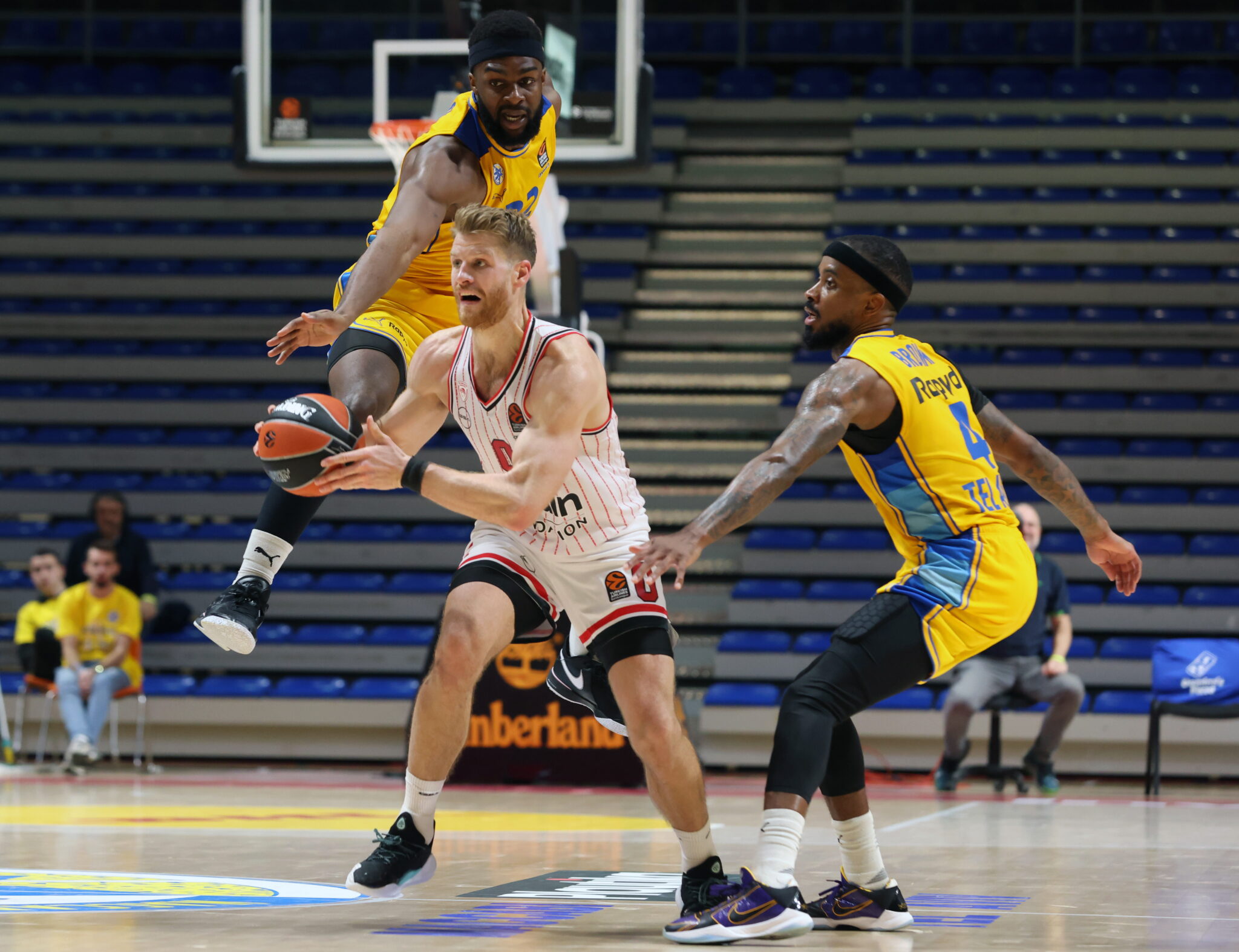 «Ατσάλινος» Ολυμπιακός υπέταξε τη Μακάμπι στο Βελιγράδι