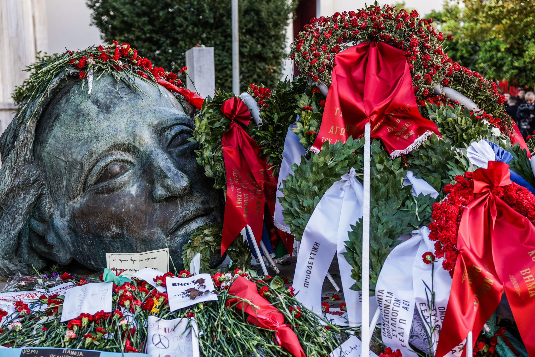 Τα κόμματα για το Πολυτεχνείο: Τιμή στους ήρωες, καθολική καταδίκη της χούντας