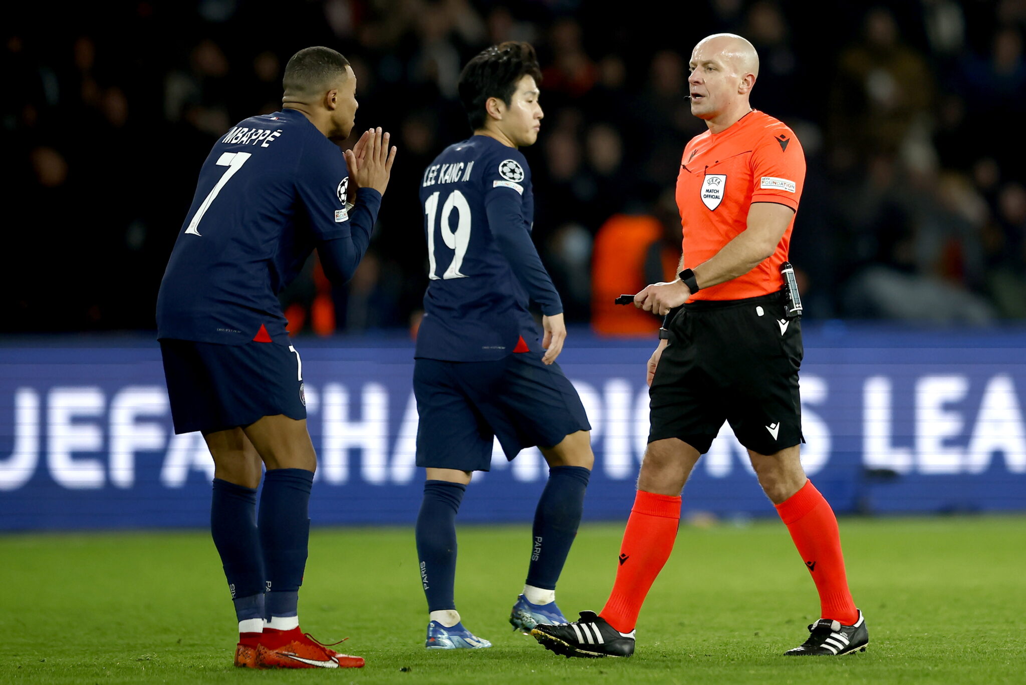 Η UEFA τιμώρησε τον VAR του Παρί – Νιούκασλ