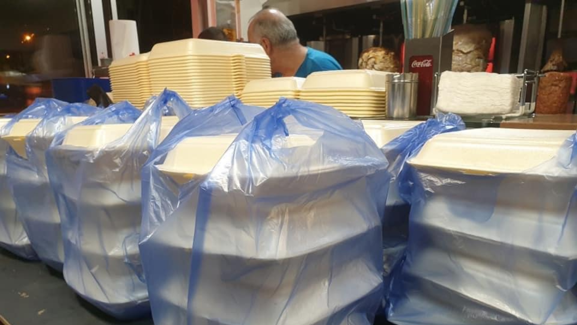 Αυτό είναι το εστιατόριο της Λεμεσού που προσφέρει κάθε βράδυ δωρεάν φαγητό