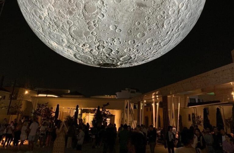 Το φεγγάρι περιοδεύει στην πλατεία Ζουχούρι στη Λάρνακα (ΦΩΤΟ)