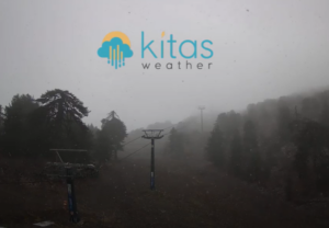 «Άρωμα» χειμώνα: Έπεσαν τα πρώτα χιόνια στην κορυφή του Τροόδους