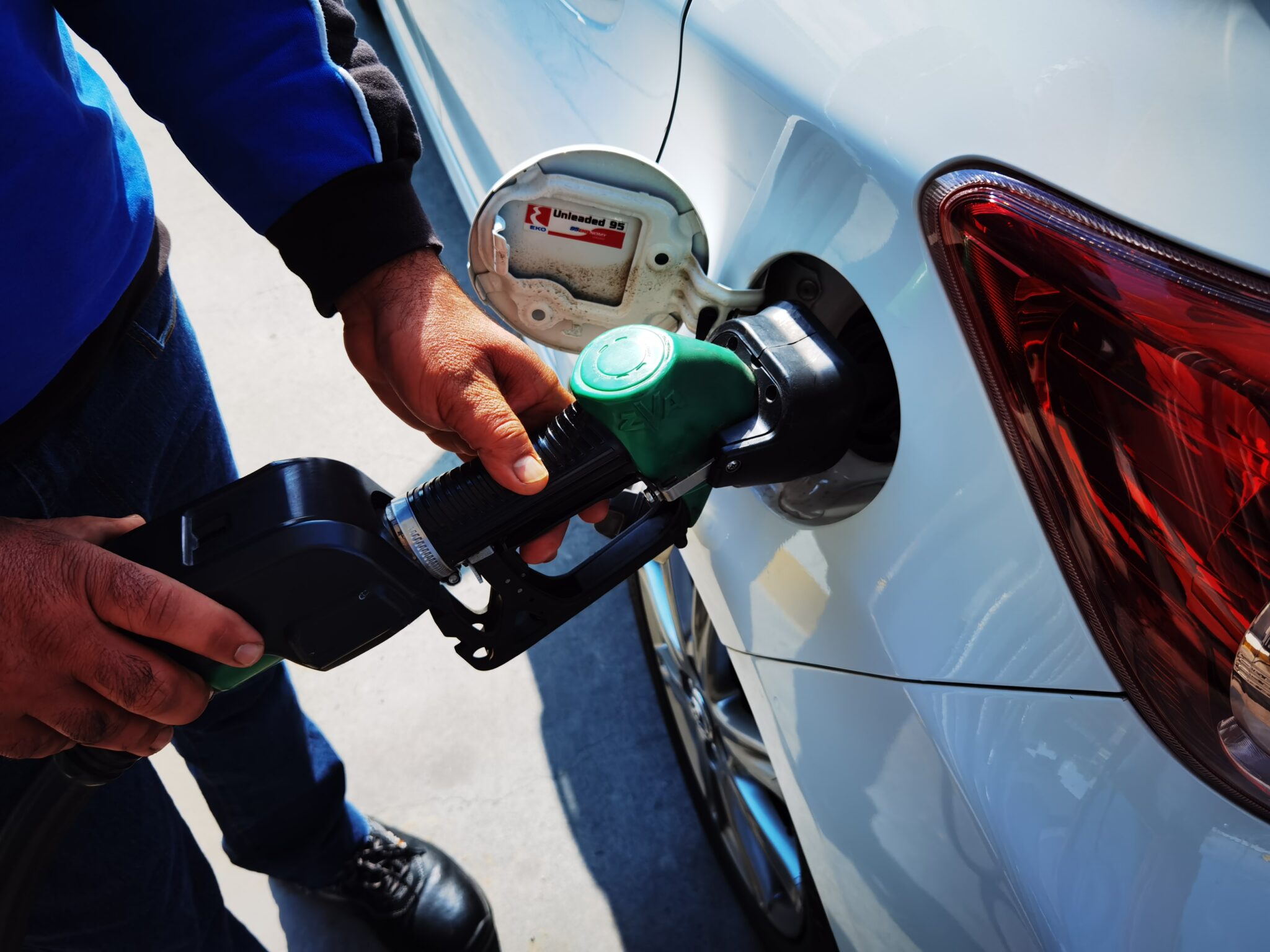 Χαιρετίζει η Κυβέρνηση την ψήφιση για μειωμένο φόρο κατανάλωσης στα καύσιμα