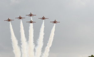 Ομάδα της τουρκικής αεροπορίας «παρέλασε» στα κατεχόμενα (ΒΙΝΤΕΟ)