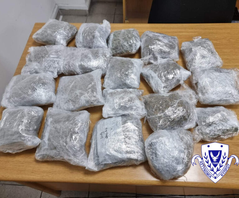 ΦΩΤΟ: Έκρυψαν σε πακέτο τρία κιλά κάνναβης
