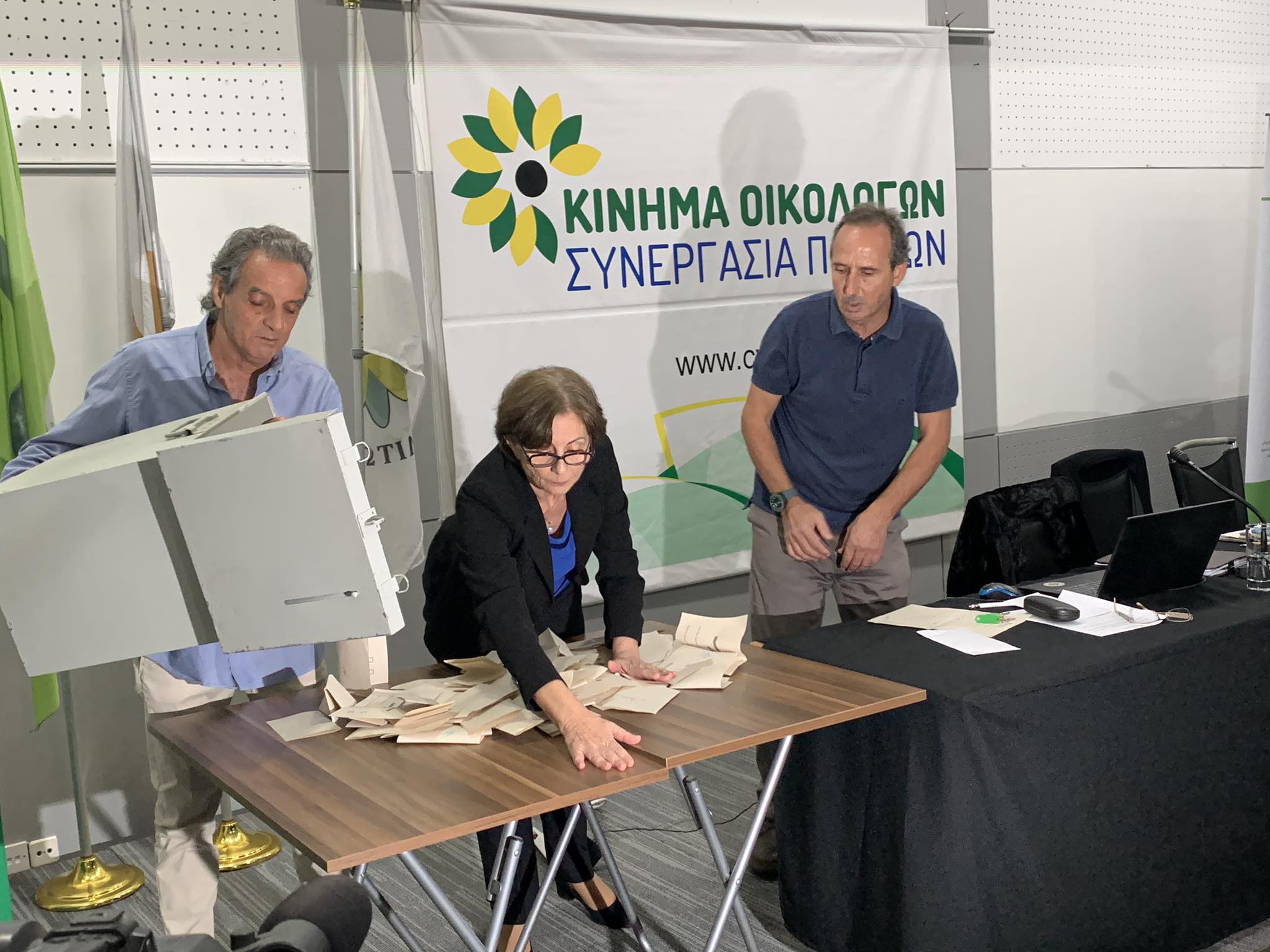 ΦΩΤΟ: Έκλεισαν οι κάλπες, άρχισε η καταμέτρηση για νέο πρόεδρο στους Οικολόγους