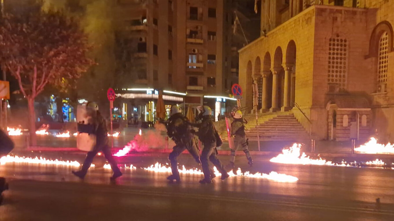 Επεισόδια σε πορείες για το Πολυτεχνείο, «βροχή» πέφτουν μολότοφ και δακρυγόνα