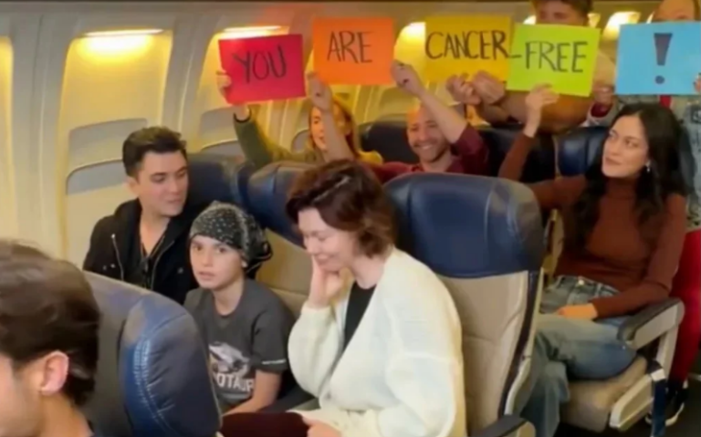 Συγκινεί πιλότος! Ανακοινώνει εν πτήσει σε 10χρονο ότι «τελείωσε με τον καρκίνο»