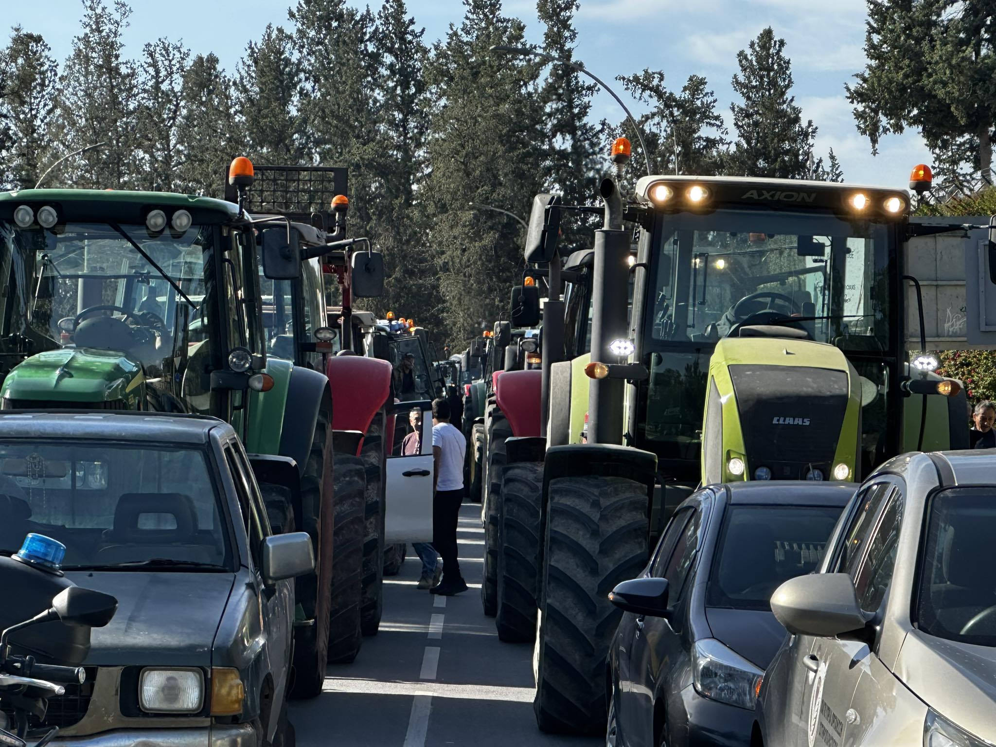 Φεύγουν από Προεδρικό αλλά αφήνουν τα τρακτέρ στη Λευκωσία, μέχρι το νέο διάλογο