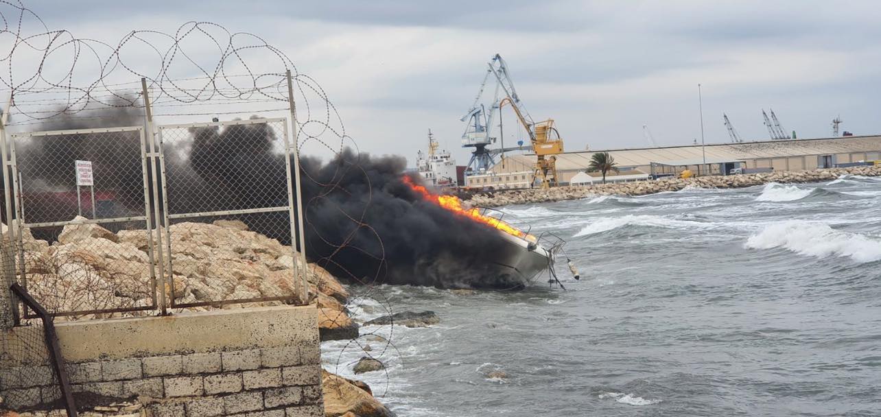 Σε τρία σκάφη αναψυχής επεκτάθηκε η φωτιά που μαίνεται στη Μαρίνα Λάρνακας (VID)