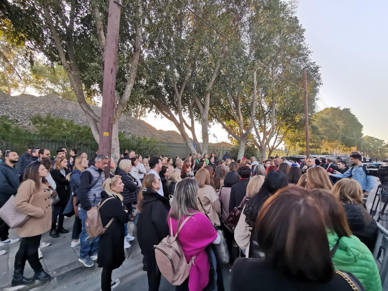 Έξω από τη Βουλή οι χαμηλόμισθοι της ΙΣΟΤΗΤΑΣ (ΦΩΤΟ)