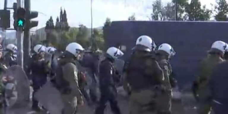 ΦΩΤΟ: Κύπριοι φώναξαν συνθήματα κατά Ερντογάν στην Αθήνα, ένταση με την ΕΛΑΣ