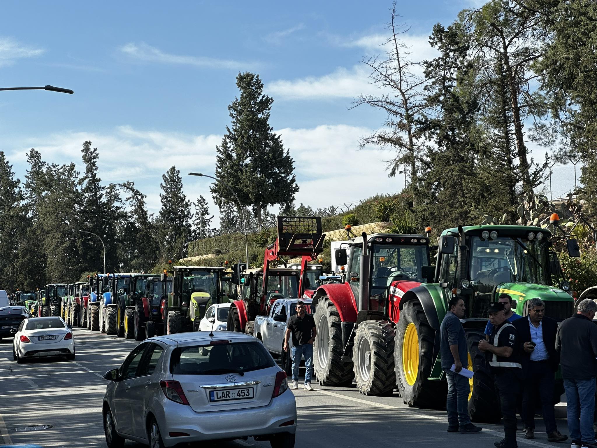 ΦΩΤΟ: Στάθμευσαν τα τρακτέρ τους έξω από το Προεδρικό, ζητώντας κρατική ενίσχυση