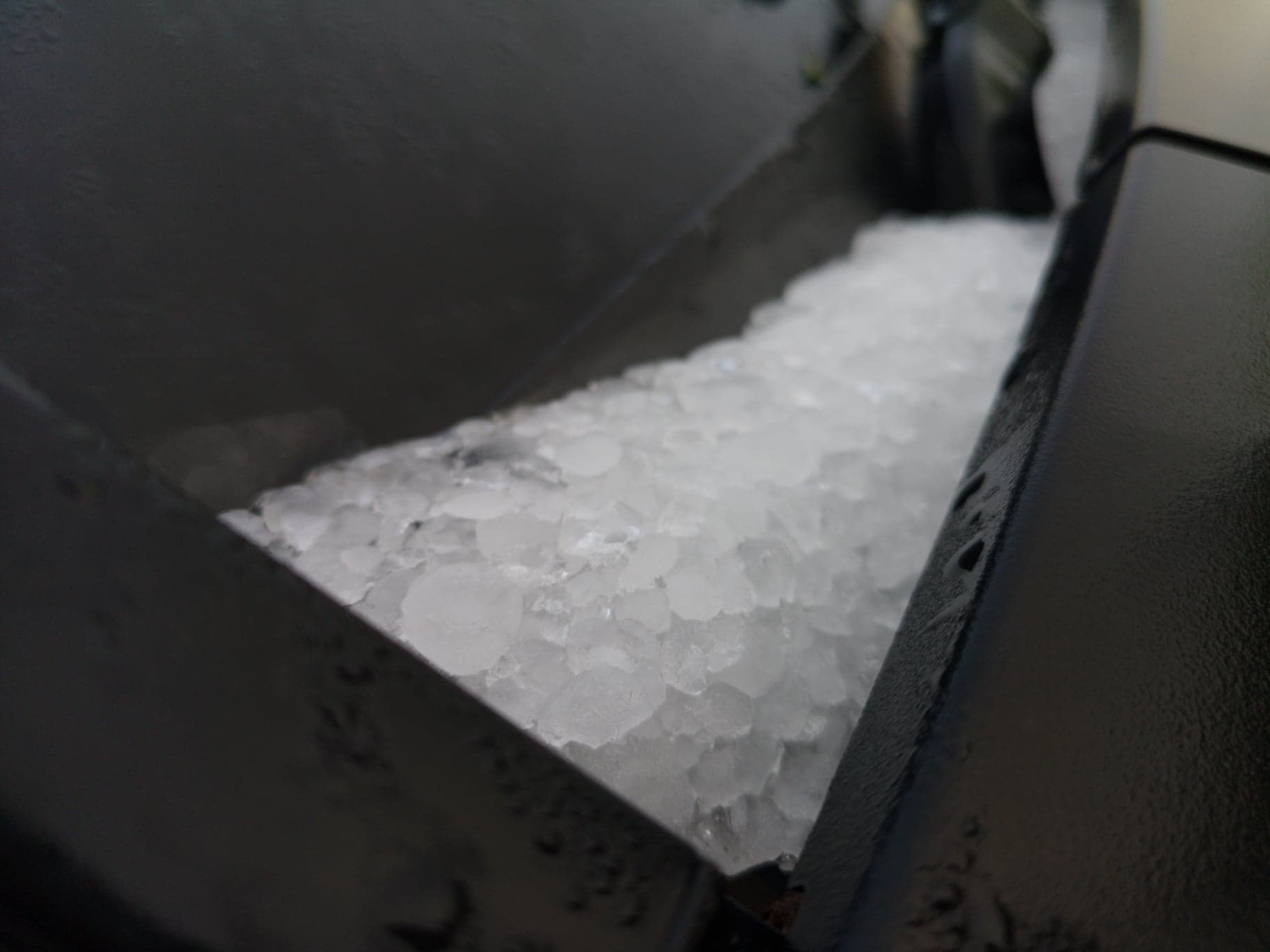 «Άνοιξαν» οι ουρανοί: Καταιγίδες, χαλάζι και επικίνδυνοι δρόμοι