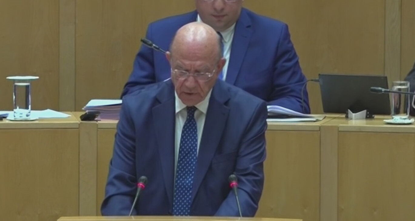 Ανακοίνωσε μέτρα για συγκράτηση του δημόσιου μισθολογίου ο Μάκης Κεραυνός