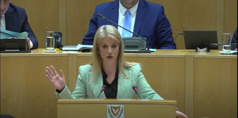 «Ασέβεια και παραγνώριση»: Ολομέτωπη επίθεση Αννίτας για την απουσία Υπουργών