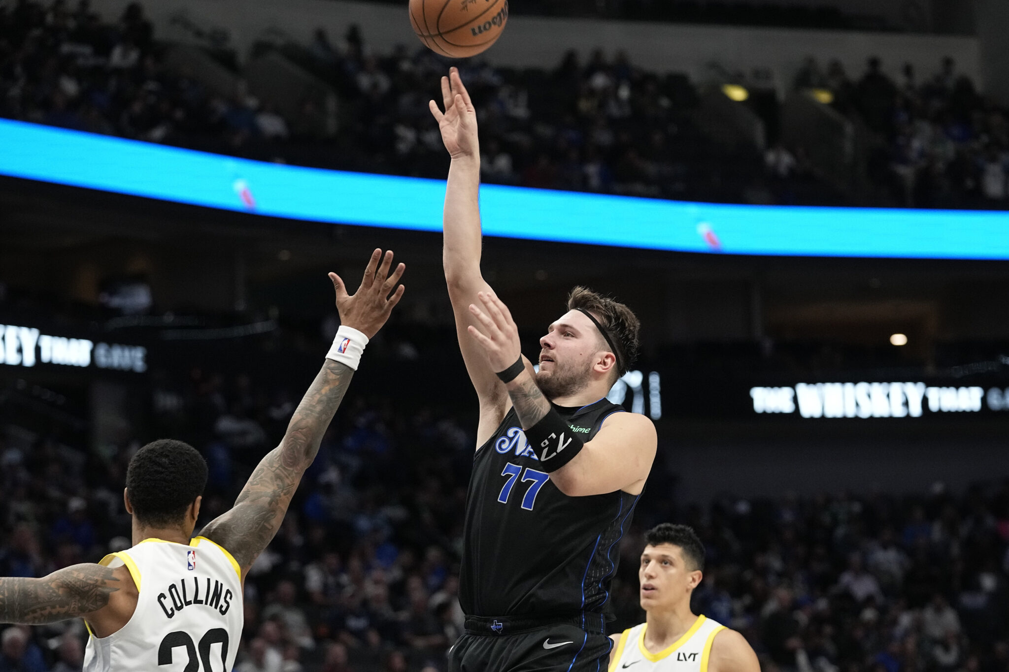 Σάρωσαν τους Μάβερικς με «τριπλό» Ντόνσιτς οι Μάβερικς