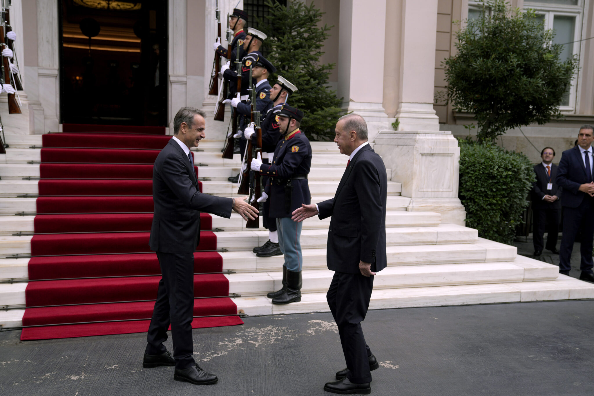Το σκυλάκι του Μητσοτάκη υποδέχθηκε τον Ερντογάν (ΦΩΤΟ)