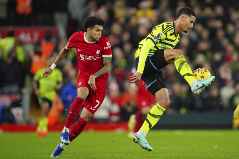 Η Λίβερπουλ τα δοκάρια, η Άρσεναλ τον βαθμό πρωτιάς στο ντέρμπι του «Άνφιλντ»