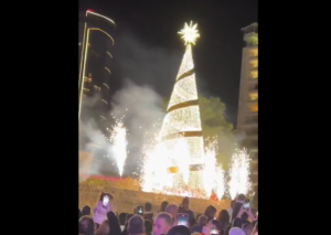 Εορταστικό κλίμα: Φωταγωγήθηκε το χριστουγεννιάτικο δέντρο στη Λευκωσία (ΒΙΝΤΕΟ)