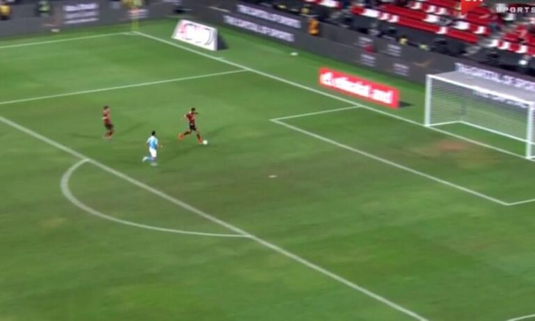 Το απόλυτο άχαστο: Απέτυχε να σκοράρει σε τετ α τετ με άδειο τέρμα (ΒΙΝΤΕΟ)