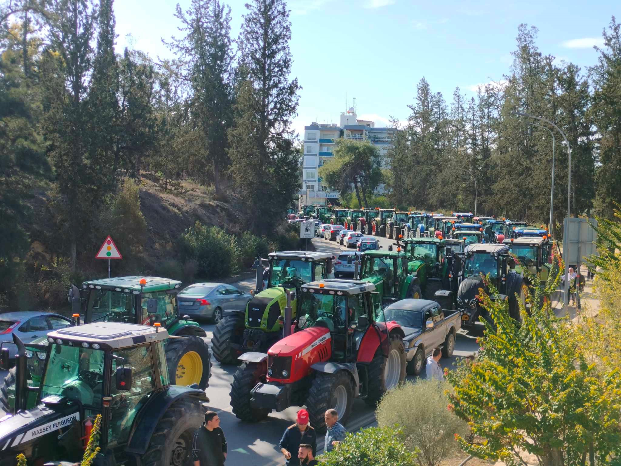 «Όργωσαν» το Προεδρικό οι αγρότες, προκάλεσαν κυκλοφοριακό χάος στη Λευκωσία