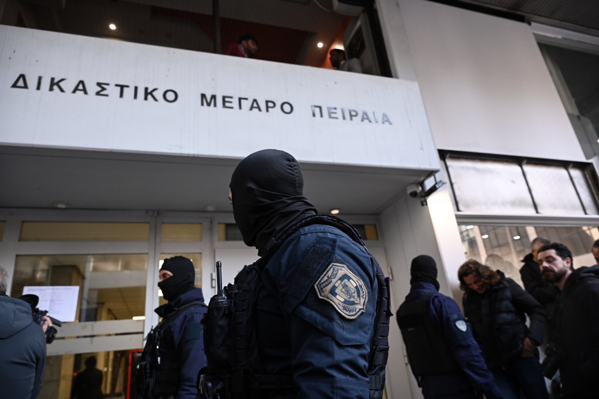 «Φοβάται να πει ποιος του έδωσε τη φωτοβολίδα» λέει ο δικηγόρος του 18χρονου