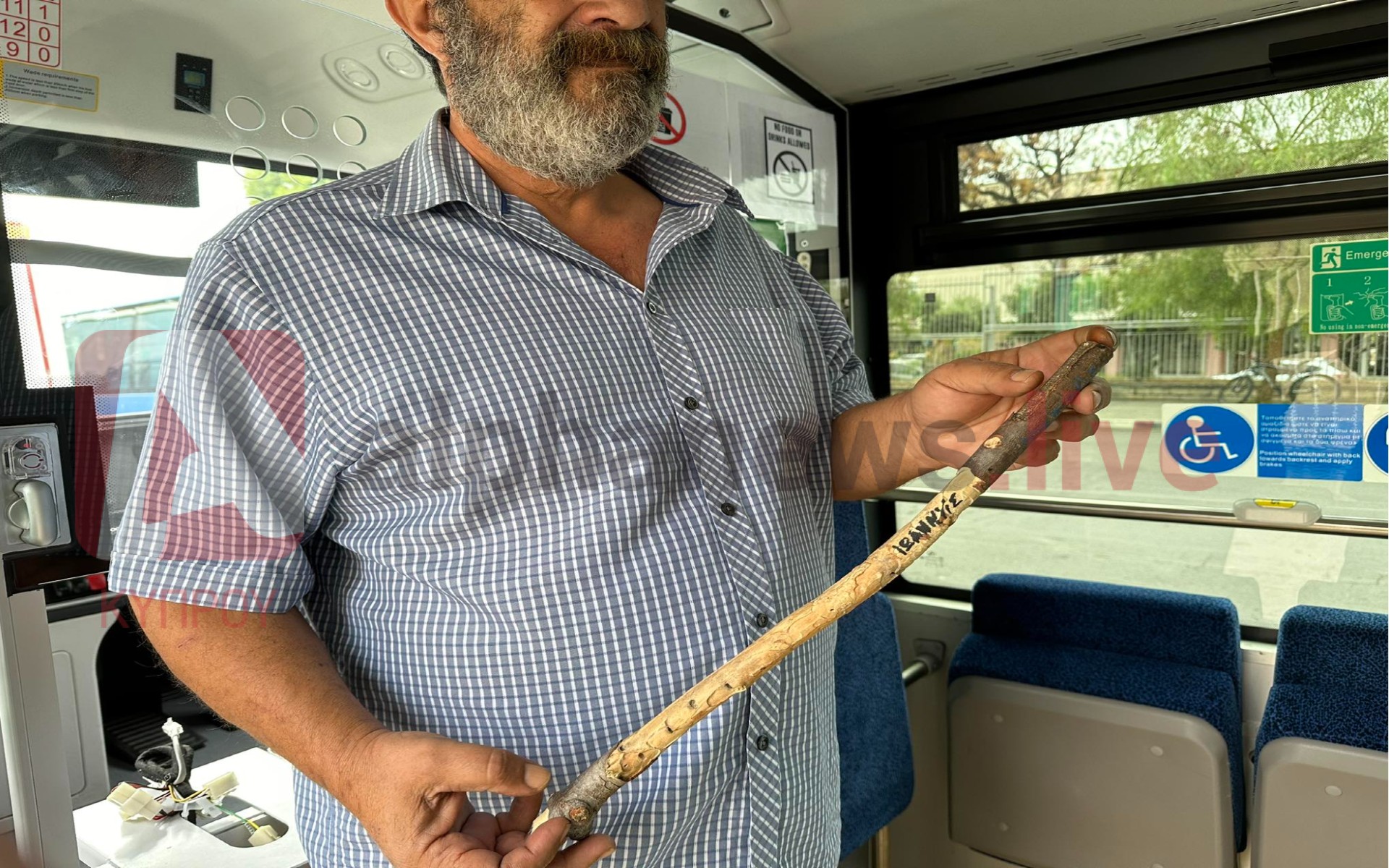 ΦΩΤΟ: Μαθητής επιτέθηκε και κτύπησε με βέργα οδηγό λεωφορείου στη Λεμεσό