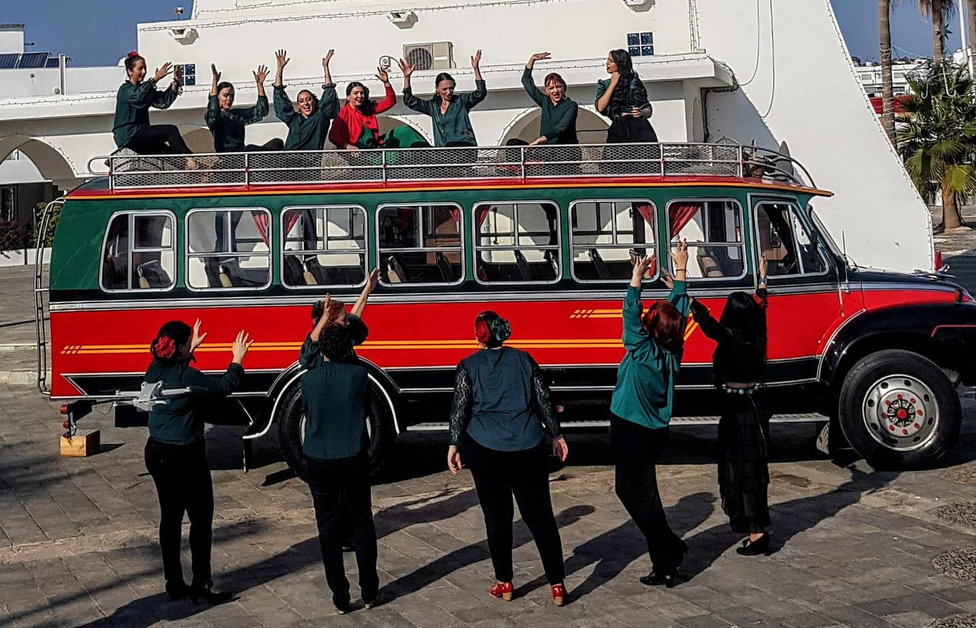 BINTEO: Όταν τo Χριστουγεννιάτικο φλαμένκο συνάντησε την κυπριακή παράδοση!