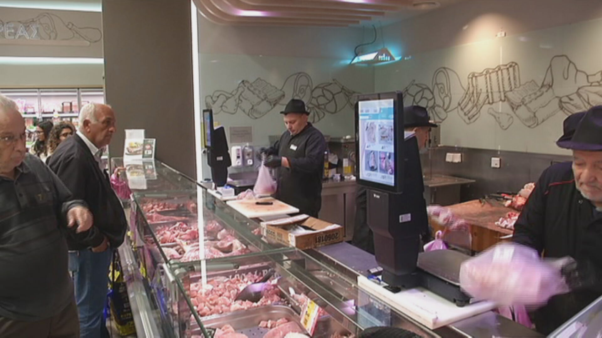 Κοσμοσυρροή για τα τελευταία ψώνια του Χριστουγεννιάτικου τραπεζιού (ΒΙΝΤΕΟ)