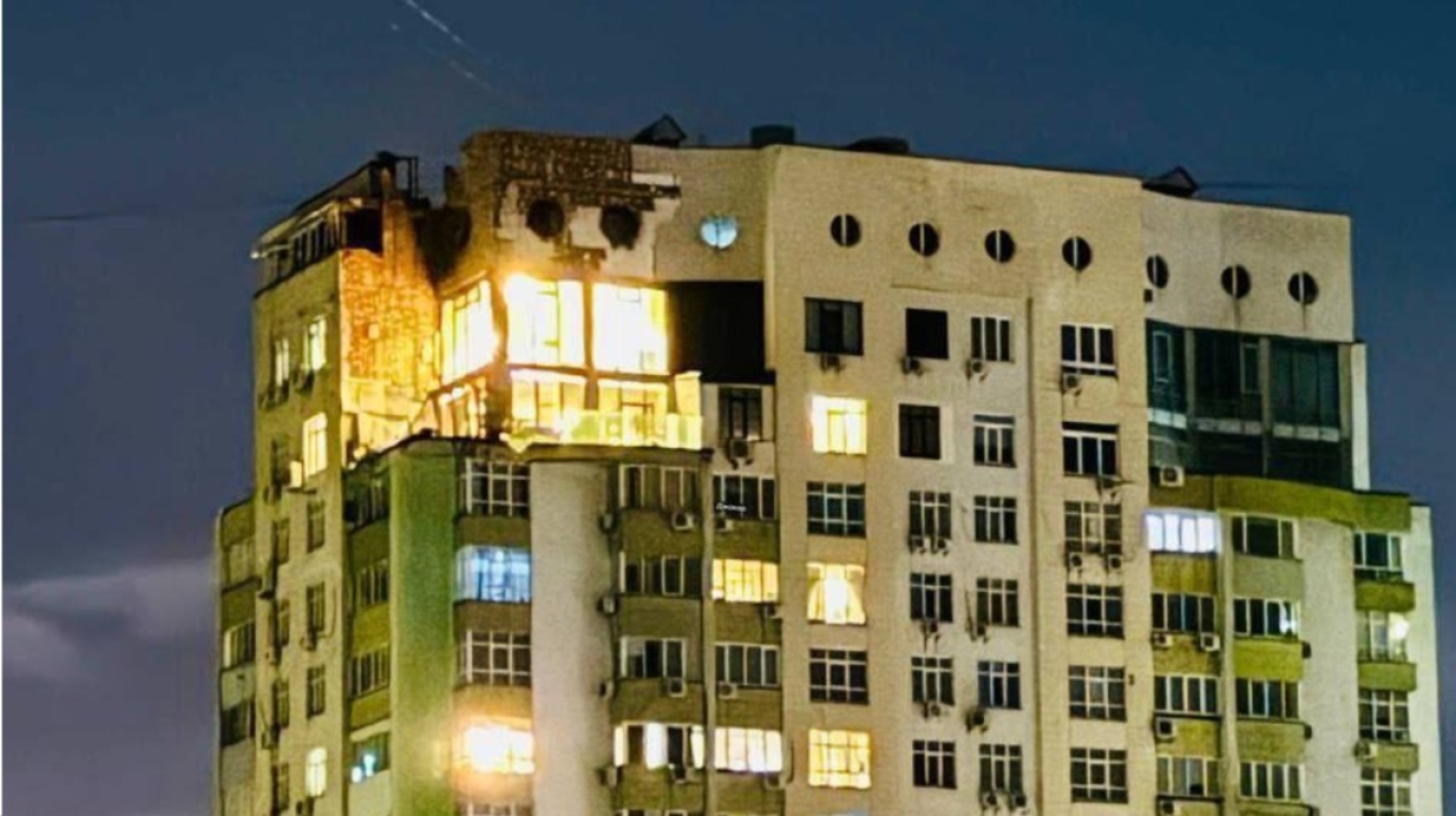 Drone της Ρωσίας πλήττει πολυκατοικία στην πρωτεύουσα της Ουκρανίας (BINTEO)