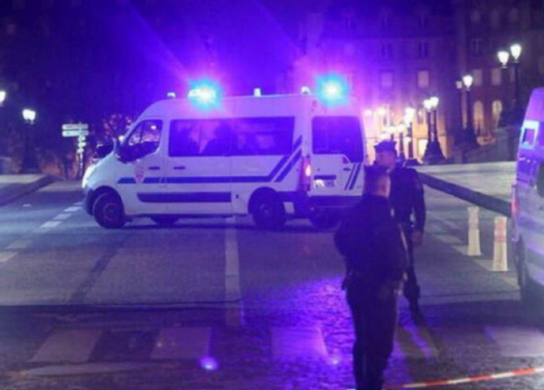 ΒΙΝΤΕΟ: Ένας νεκρός από επίθεση στο Παρίσι, φώναζε «Αλλάχου Ακμπάρ» ο δράστης