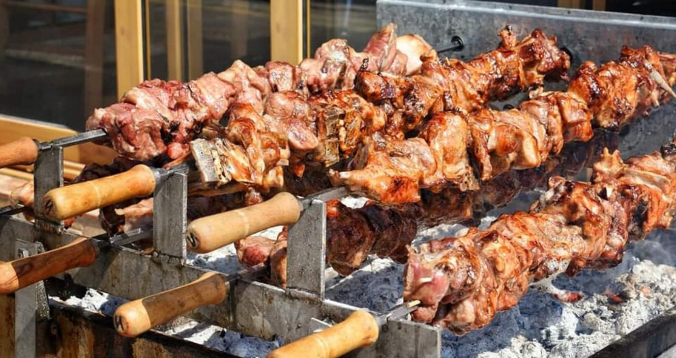 Με σύμμαχο τον καιρό η σούβλα των Χριστουγέννων (ΒΙΝΤΕΟ)