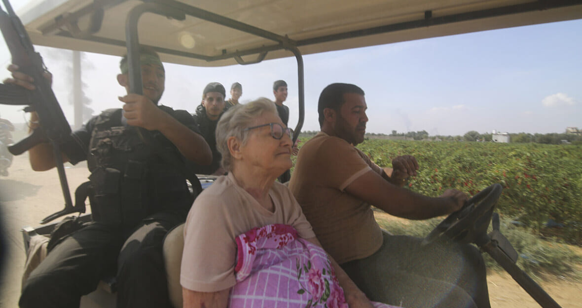 «Δεν φοβήθηκα τους τρομοκράτες», λέει η 85χρονη Γιάφα Αντάρ (ΒΙΝΤΕΟ)