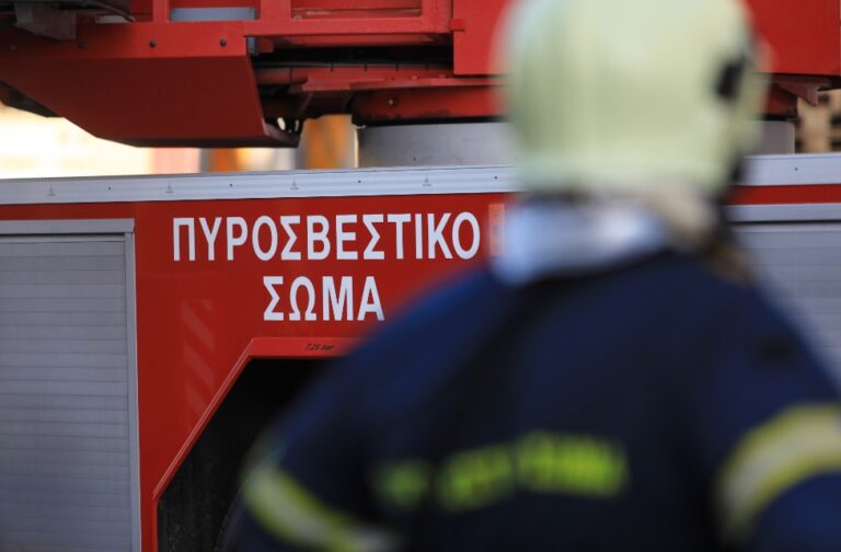 Πάτρα: Πυροσβέστες έγιναν οι «ήρωες» μικρού παιδιού που εγκλωβίστηκε σε σπίτι