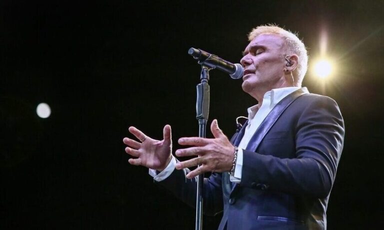 Στέλιος Ρόκκος: Εμφάνιση στη σκηνή μετά τον θάνατο του αδελφού του – Τι είπε;