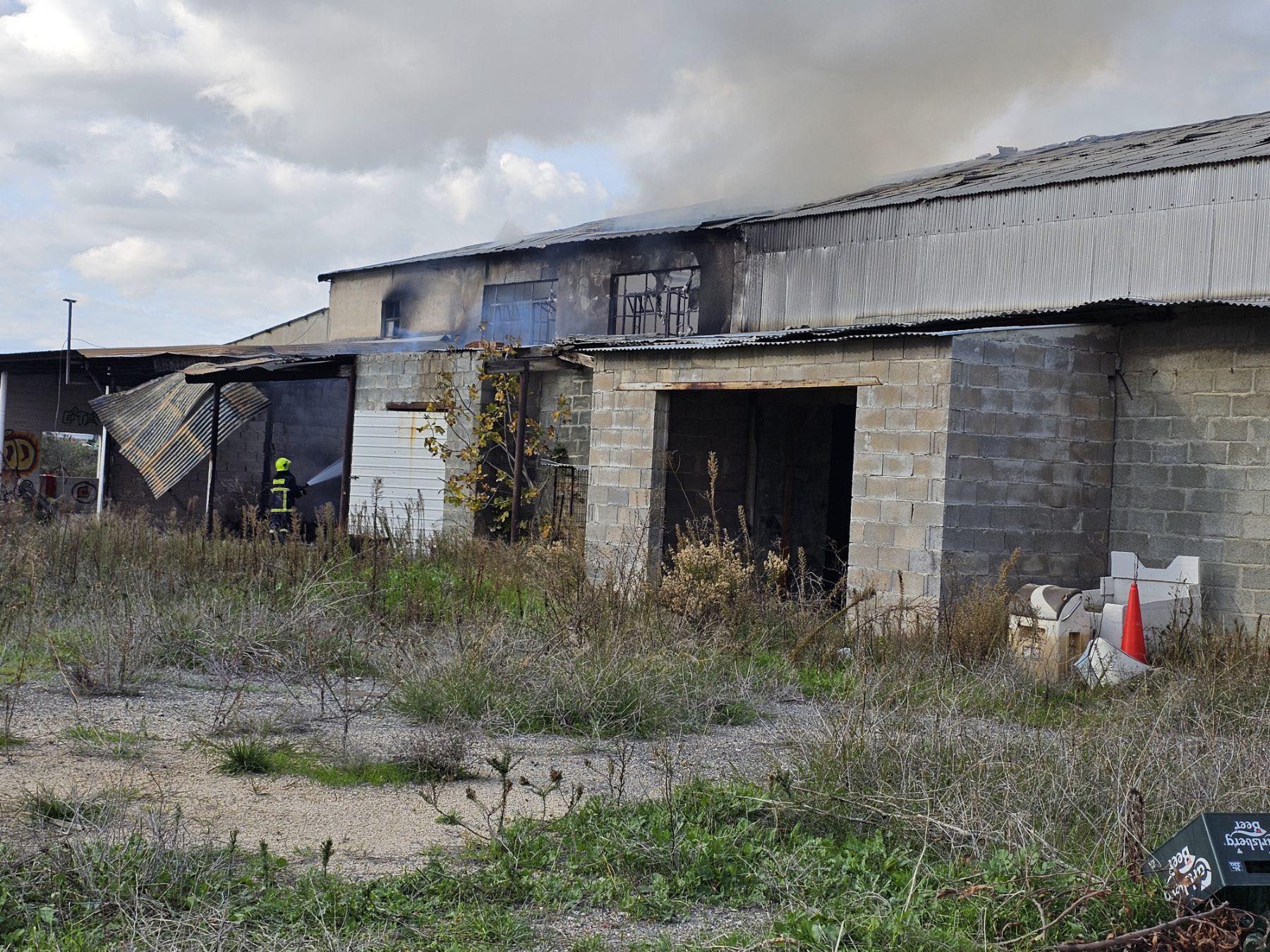 «Βλέπουν» κακόβουλη ενέργεια πίσω από την πυρκαγιά σε αποθήκη στον Άγιο Δομέτιο