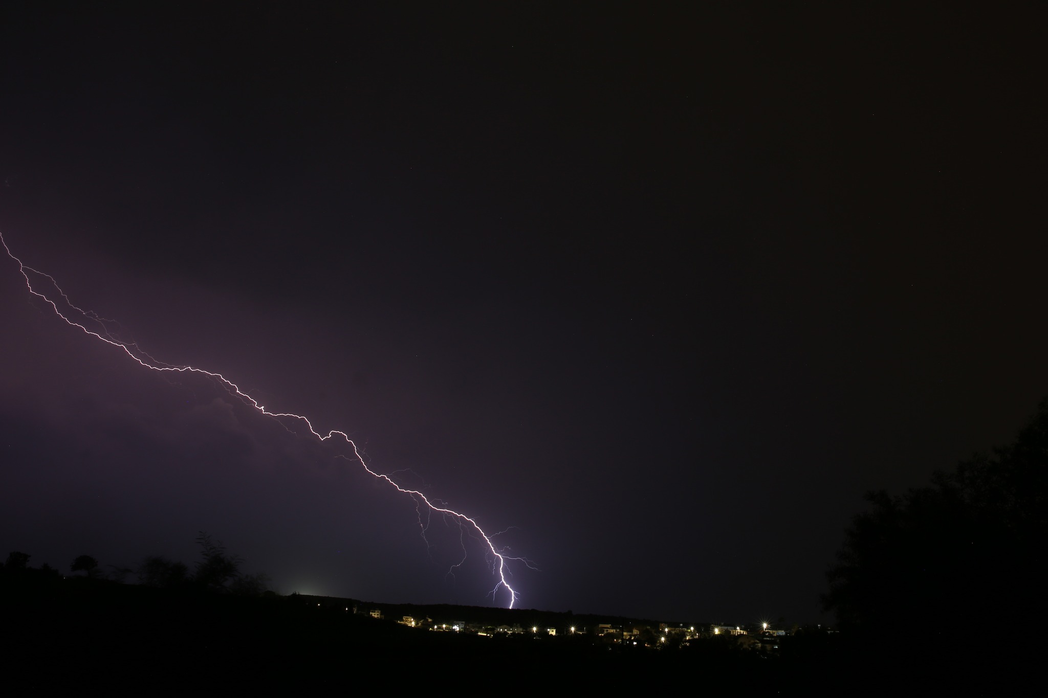ΒΙΝΤΕΟ: Αστραπές έκαναν τη νύχτα μέρα, δρόμοι μετατράπηκαν σε ποτάμια