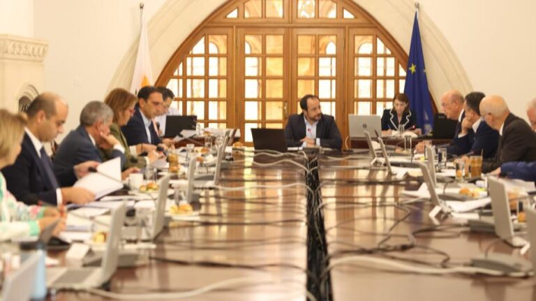 «Εγώ θα σας ενημερώσω»… θόλωσε το τοπίο γύρω από τον ανασχηματισμό ο Πρόεδρος