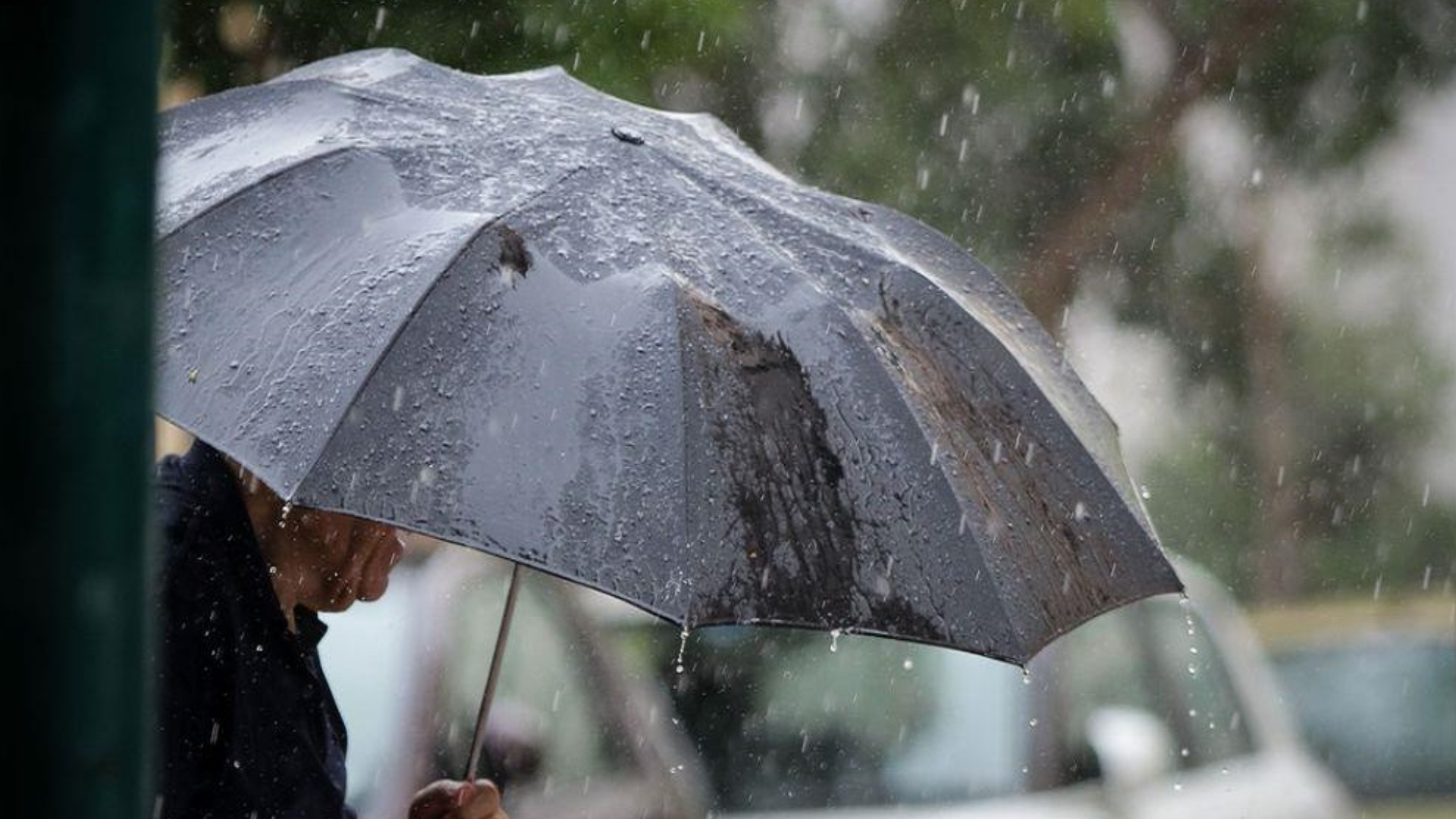 Βροχές και καταιγίδες στο «μενού» του καιρού, παραμένει στα ψηλά η θερμοκρασία