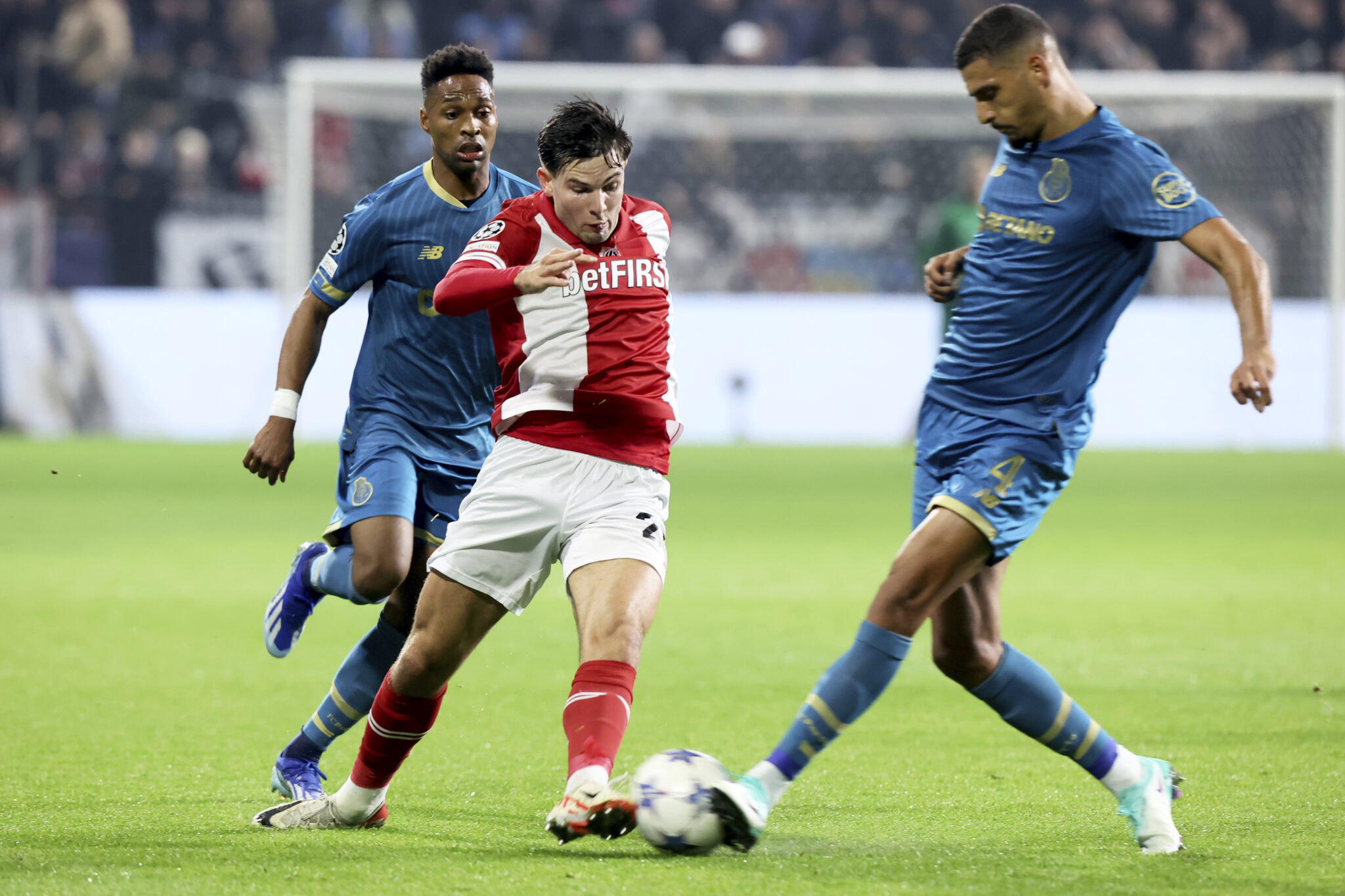 Φουλάρει για στόπερ, εξτρέμ και ίσως για επιθετικό ο Ολυμπιακός