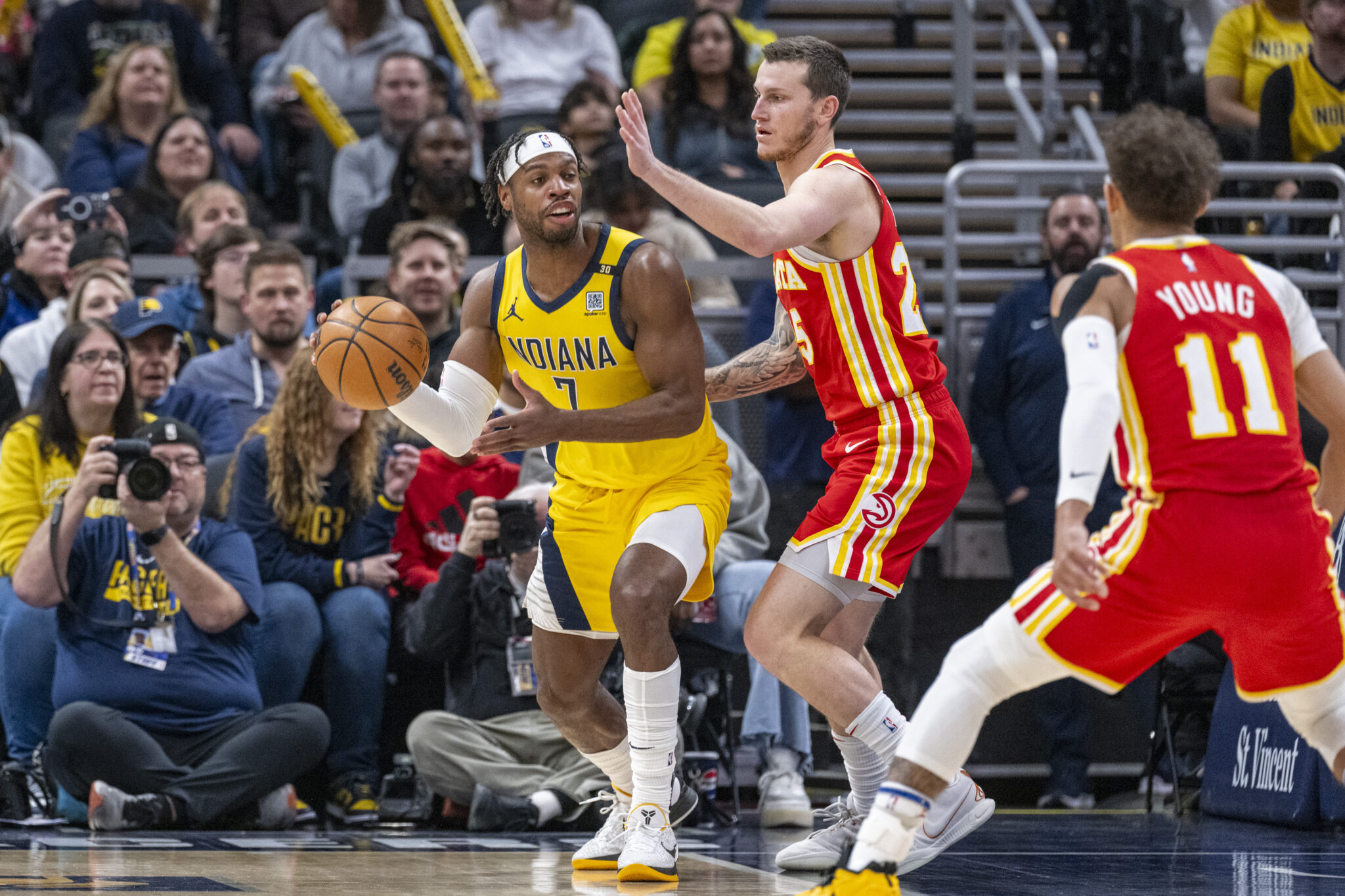 Διέλυσαν τους Χοκς με 150άρα οι Πέισερς, πάρτι για Νικς στη Φιλαδέλφεια