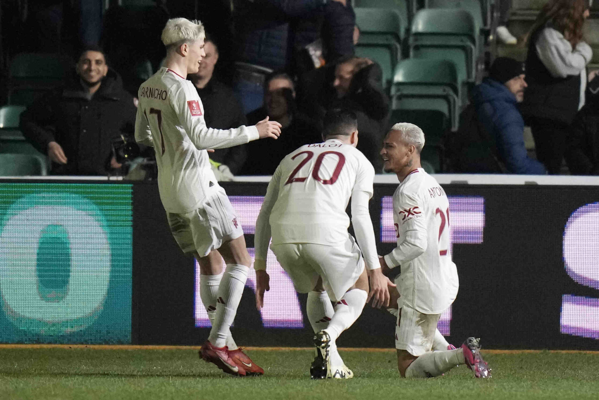 Έκανε τα εύκολα δύσκολα, αλλά προκρίθηκε στα προημιτελικά η Γιουνάιτεντ