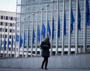 Μεσίστιες οι σημαίες στην Κομισιόν προς τιμήν του Ζακ Ντελόρ