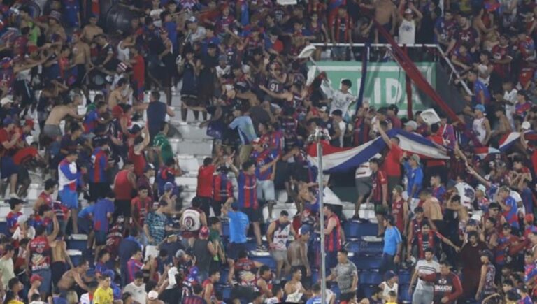 Οι οπαδοί τις… έπαιξαν μεταξύ τους και ο τερματοφύλακας τους έριχνε νερό(ΒΙΝΤΕΟ)